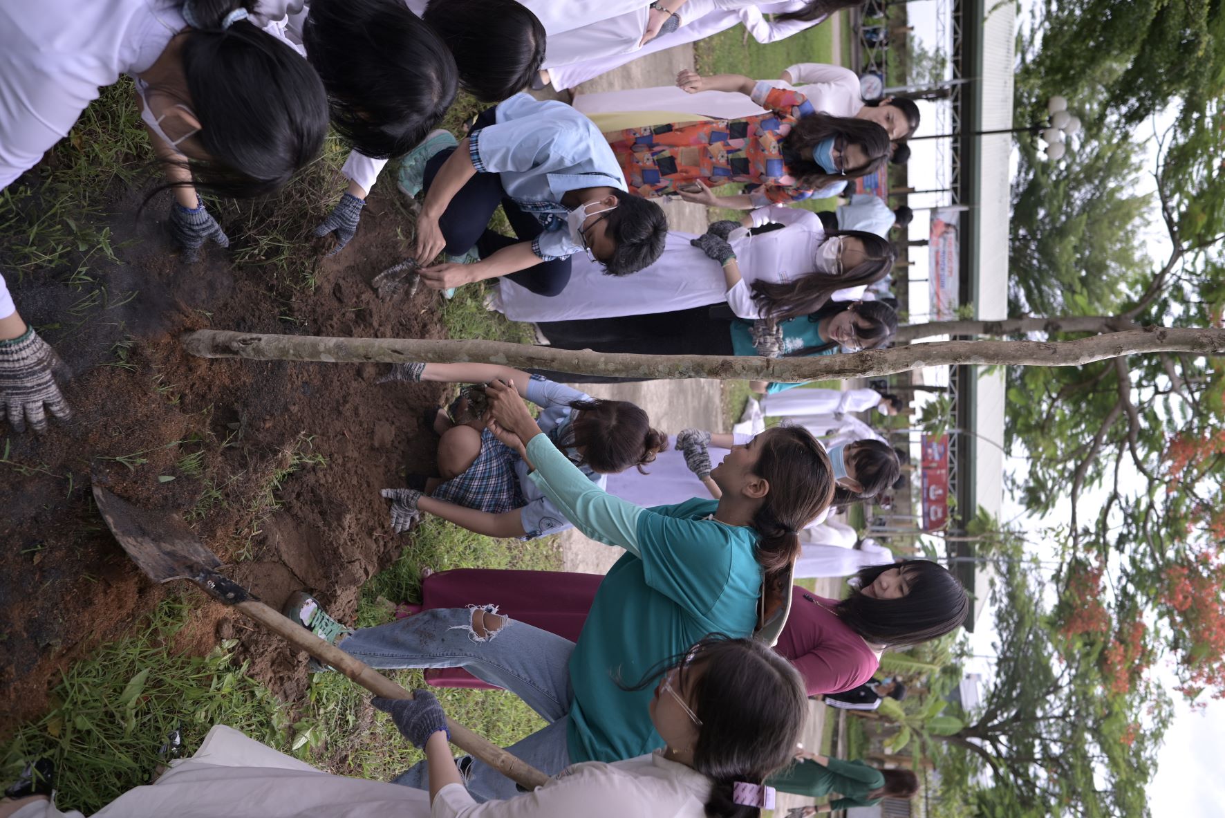 Miss Universe Vietnam 2018 plants trees and inspires young generation in HCMC